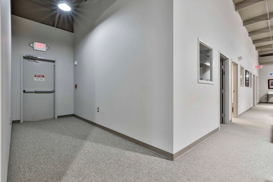 More Photos Of 1039 Sullivan Rd, Newnan Office For Lease