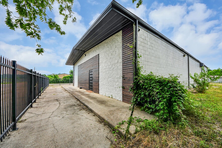 More Photos Of 8603 Shoal Creek Dr, Houston Warehouse For Sale