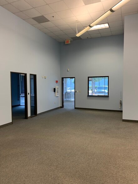 More Photos Of 1955 Lakeway Dr, Lewisville Showroom For Lease