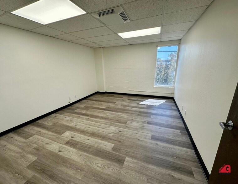 More Photos Of 9851 Owensmouth Ave, Chatsworth Warehouse For Lease