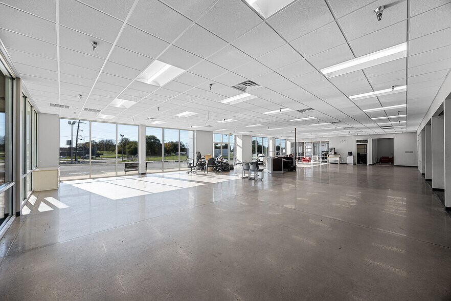 More Photos Of 3301 Eastend Ave, Humboldt Auto Dealership For Sale