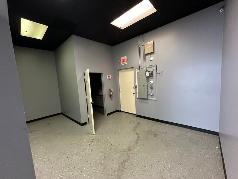 More Photos Of 1826-1830 Dempster St, Evanston Convenience Store For Lease