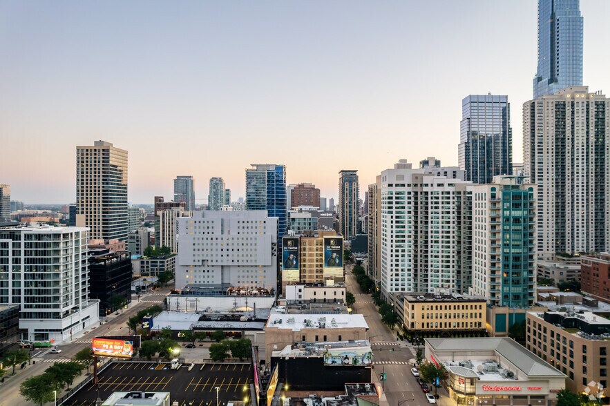 More Photos Of 111 W Huron St, Chicago Hotel For Lease