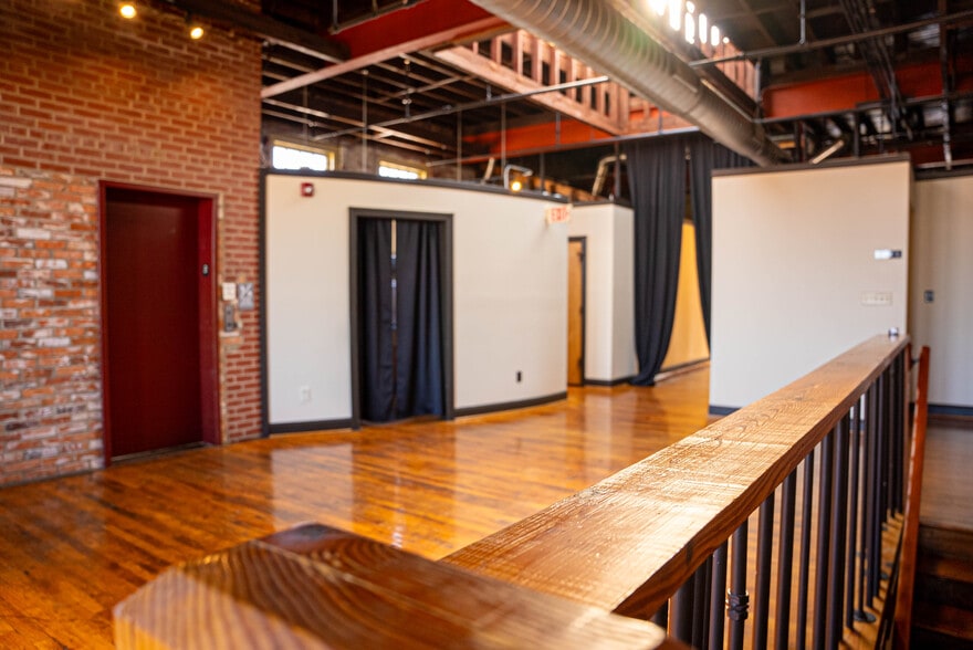 More Photos Of 146 Maxwell Ave, Greenwood Restaurant For Lease