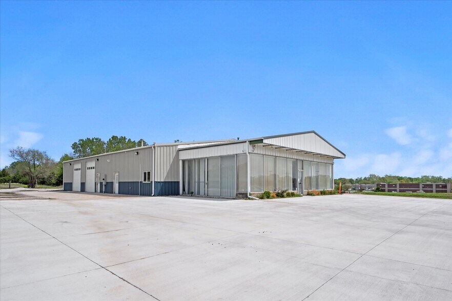 More Photos Of 325 E State Ave, Tonganoxie Auto Dealership For Lease