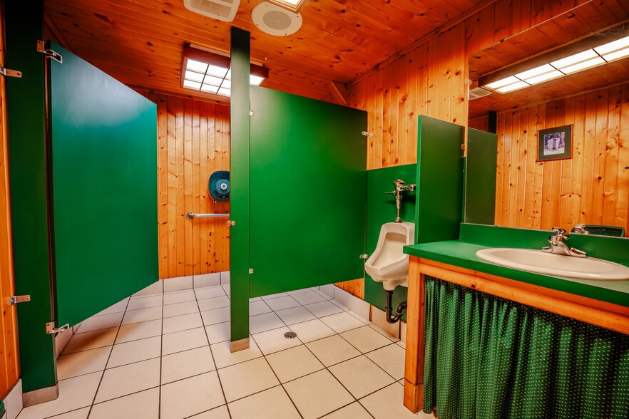 More Photos Of 176 N Market St, Shreve General Retail For Sale