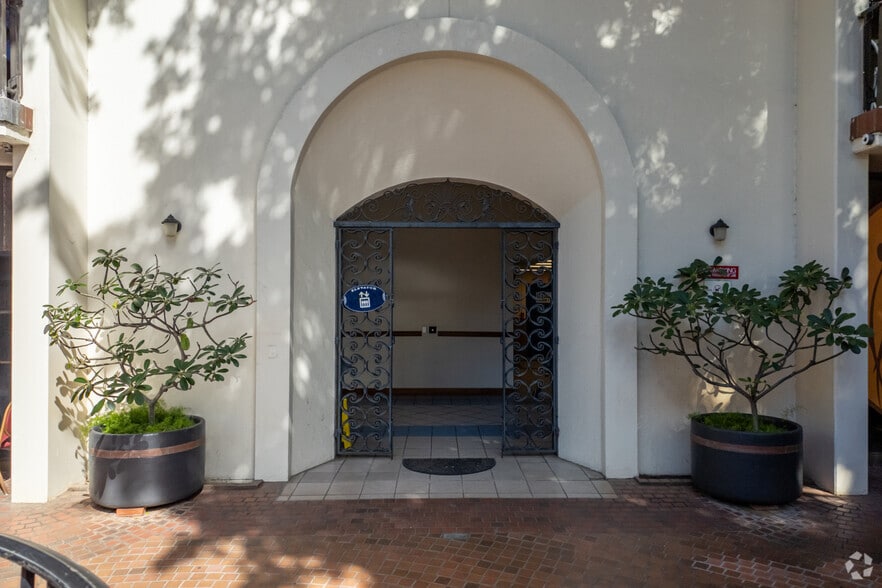 More Photos Of 400 Hobron Ln, Honolulu Apartments For Sale