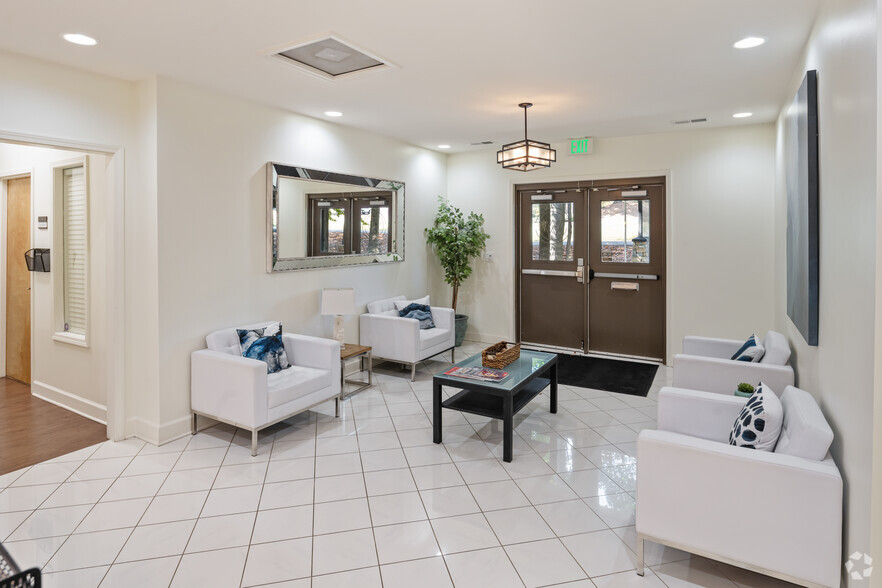 More Photos Of 2081 Columbiana Rd, Birmingham Coworking Space