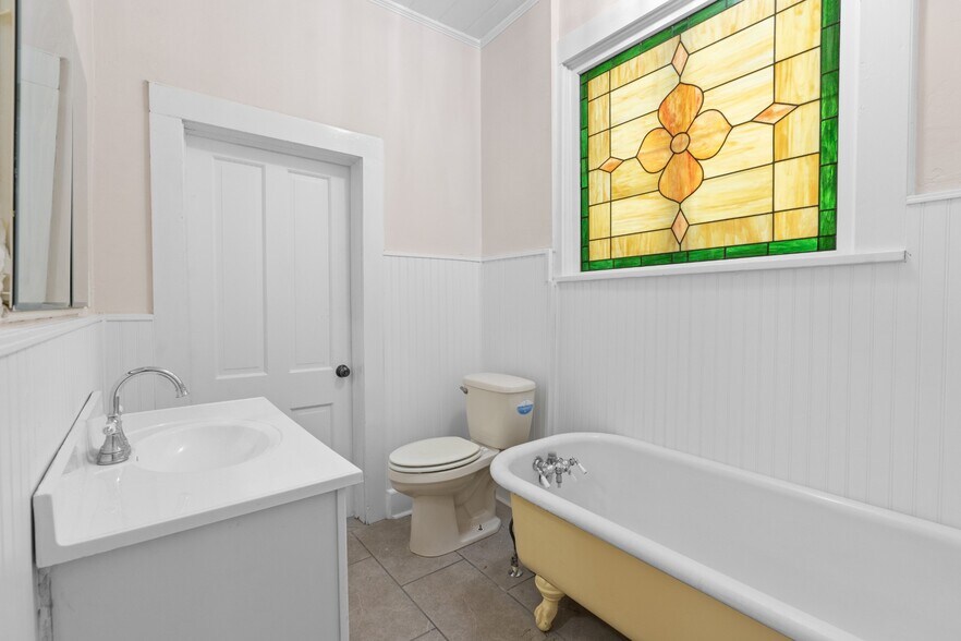 More Photos Of 219 Old Mill Rd, Winchester Office For Sale