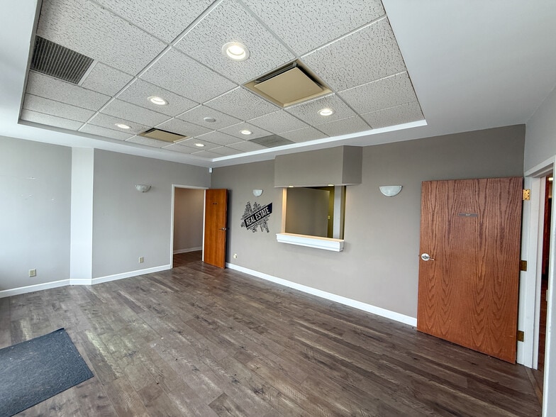 More Photos Of 715 E Broadway St, Fortville Freestanding For Lease