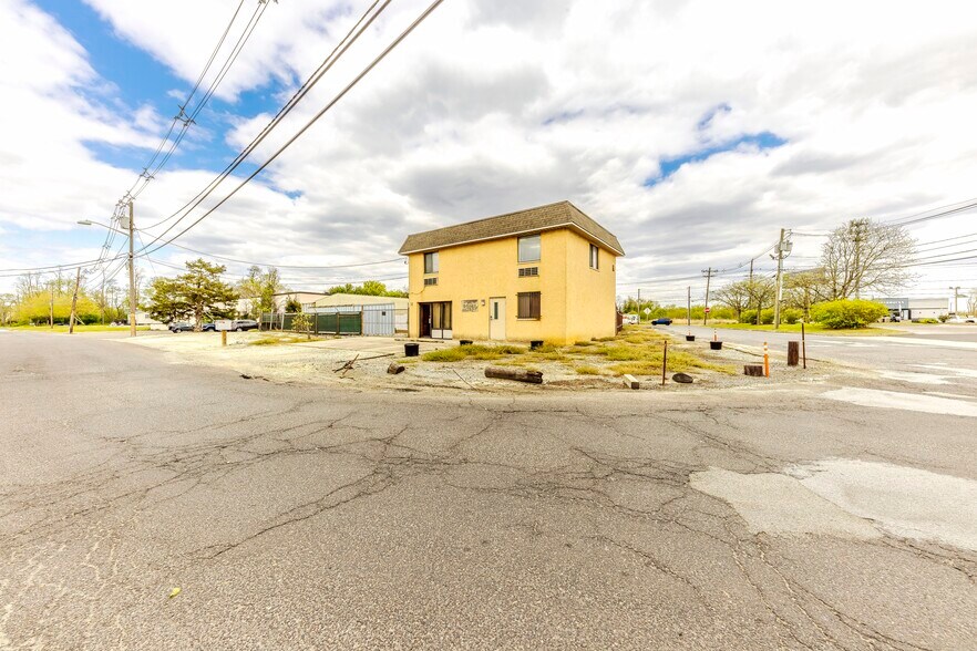 Primary Photo Of 2 Superior Way, Woodbury Warehouse For Sale