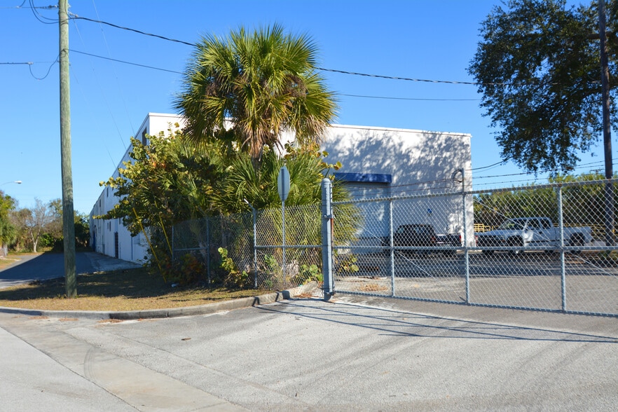 More Photos Of 440 Railroad Ave, Cocoa Distribution For Lease