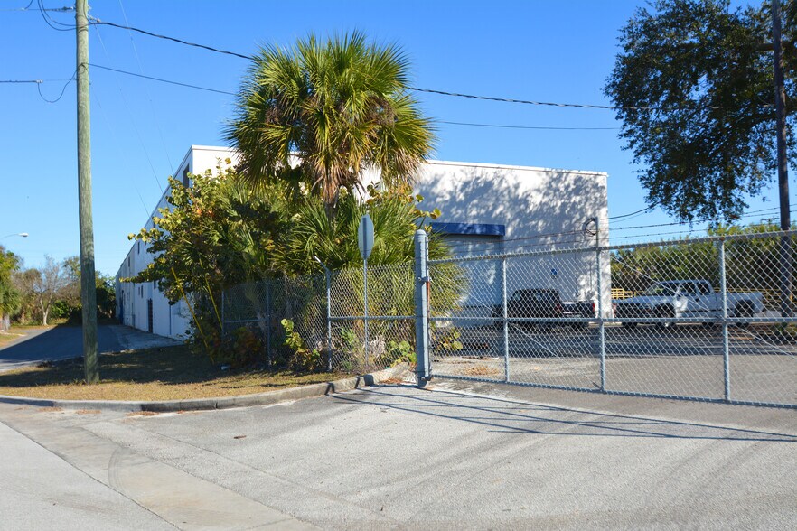 More Photos Of 440 Railroad Ave, Cocoa Distribution For Sale