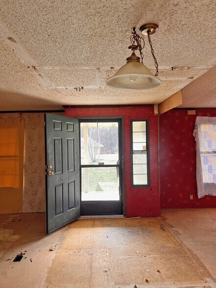 More Photos Of 3268 - 3244 River Fork Rd, Waterloo Bar For Sale