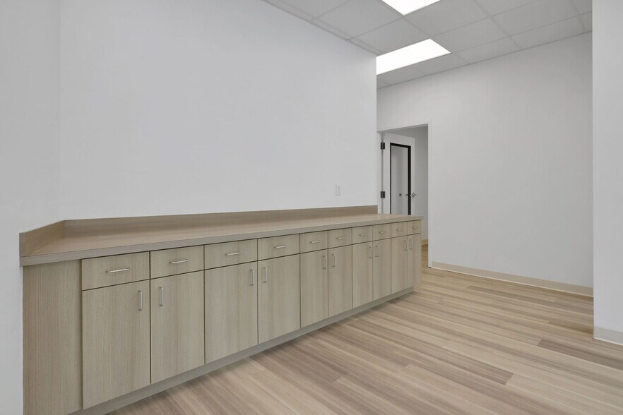 More Photos Of 3853-3921 Hendricks Ave, Jacksonville Storefront For Lease