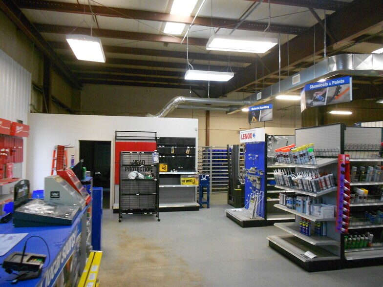 More Photos Of 121 Summit Lock Rd, Westfield Warehouse For Lease