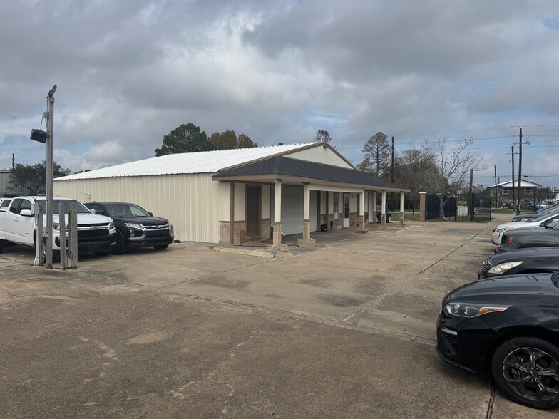 More Photos Of 17125 Groeschke Rd, Houston Warehouse For Lease