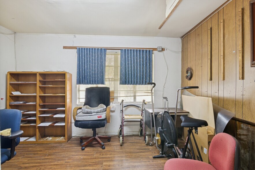 More Photos Of 510 College Ave, South Houston Office For Sale