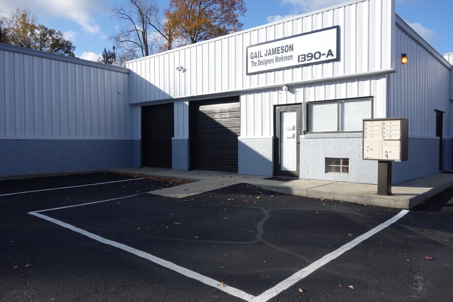 Primary Photo Of 1388 Chattahoochee Ave, Atlanta Light Distribution For Lease