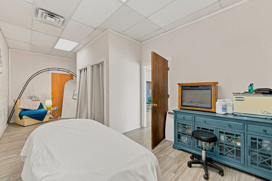 More Photos Of 20 Town Sq, Greenwood Health Club For Sale