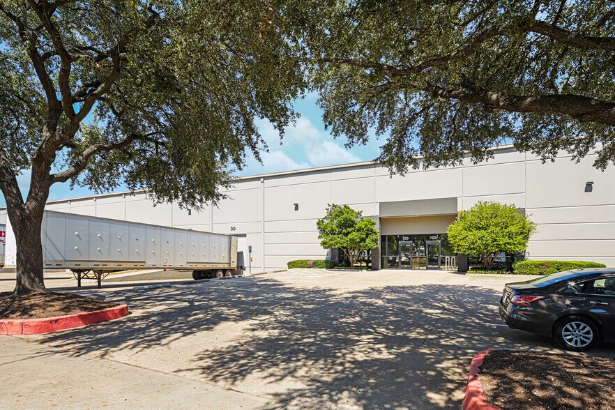 More Photos Of 845 Interchange Blvd, Austin Distribution For Lease