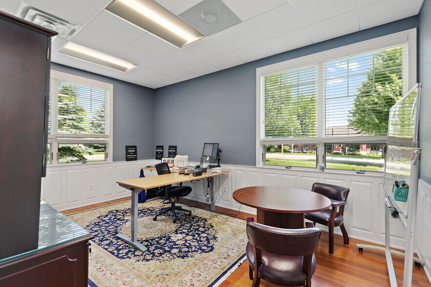 More Photos Of 220 Garden St, Yorkville Office For Sale