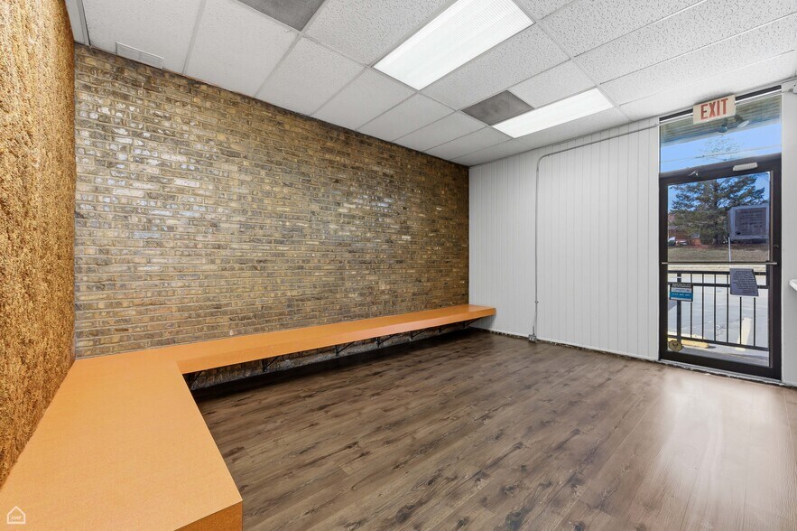 More Photos Of 8507 S Roberts Rd, Justice Veterinarian Kennel For Sale