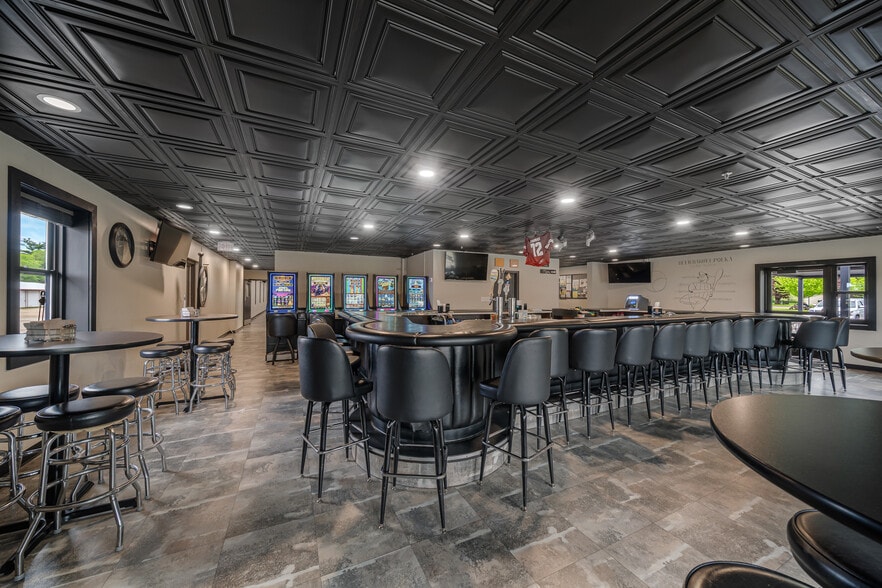 More Photos Of 689 Broadway, Berlin Restaurant For Sale