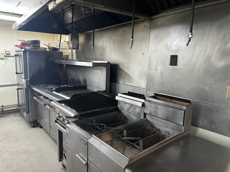 More Photos Of 4443 Chain O Lakes Rd, Eagle River Hotel For Lease