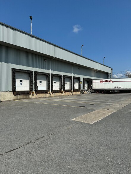 More Photos Of 1390 Boul Lionel-Boulet, Varennes Truck Terminal For Lease
