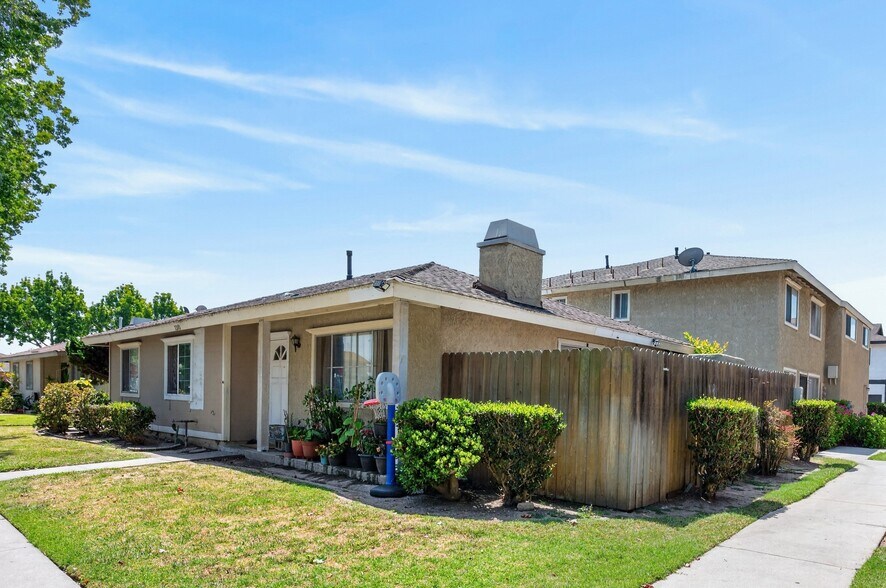 Primary Photo Of 1310 W Hull Pl, Oxnard Apartments For Sale