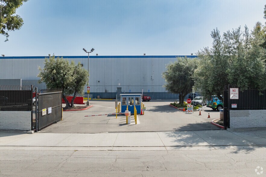 More Photos Of 4000 Union Pacific Ave, Commerce Distribution For Lease