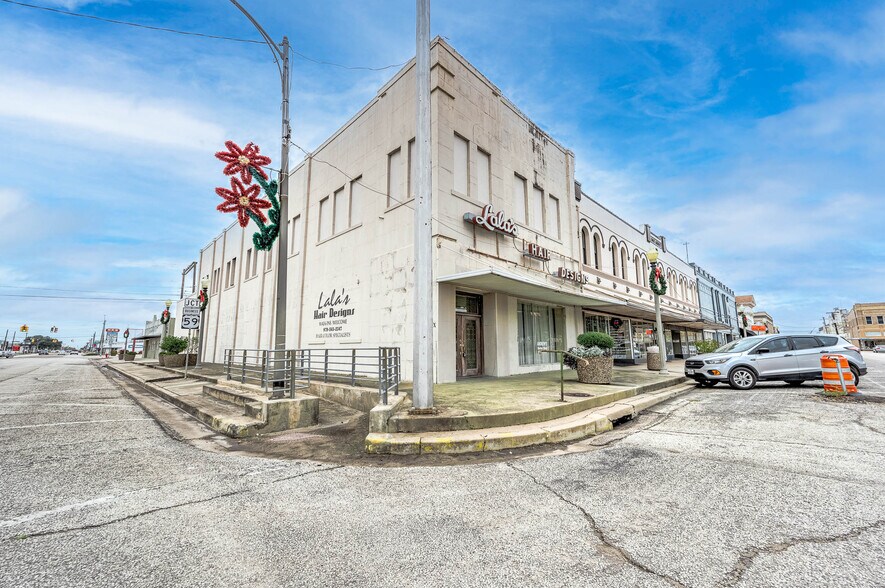 More Photos Of 101 E Monseratte St, El Campo Storefront For Sale
