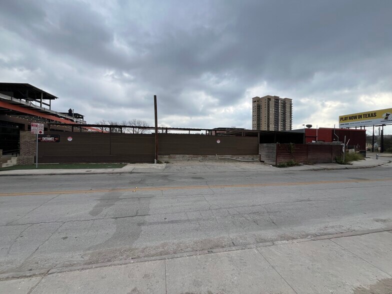 More Photos Of 1116 E Houston St, San Antonio Land For Lease