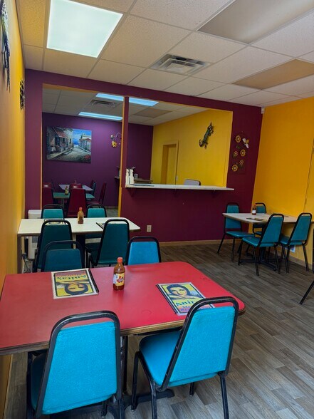 More Photos Of 727 N Walnut St, Goddard Storefront Retail Office For Lease