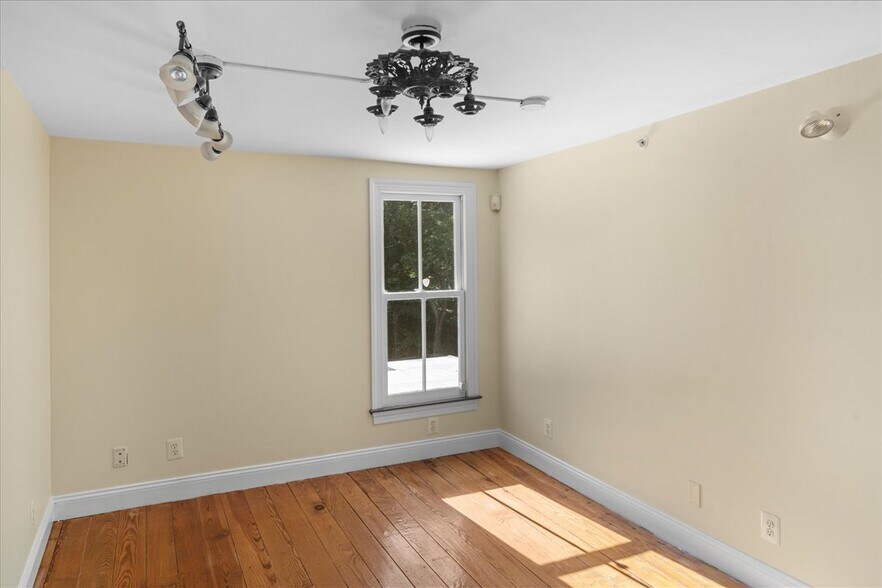 More Photos Of 159 N Sycamore St, Newtown Office For Lease