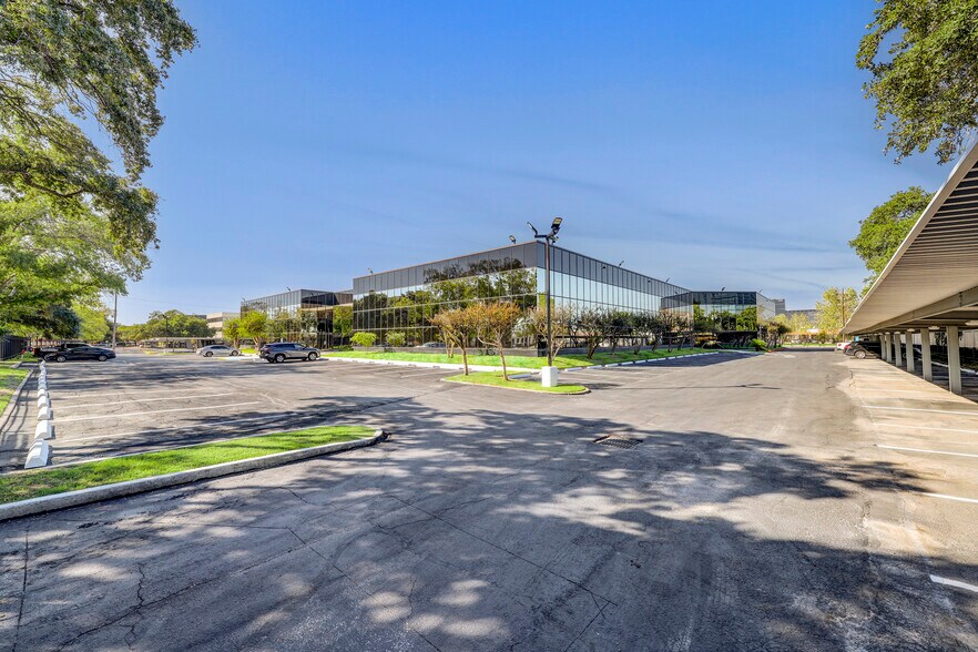 More Photos Of 10500 Richmond Ave, Houston Office For Sale