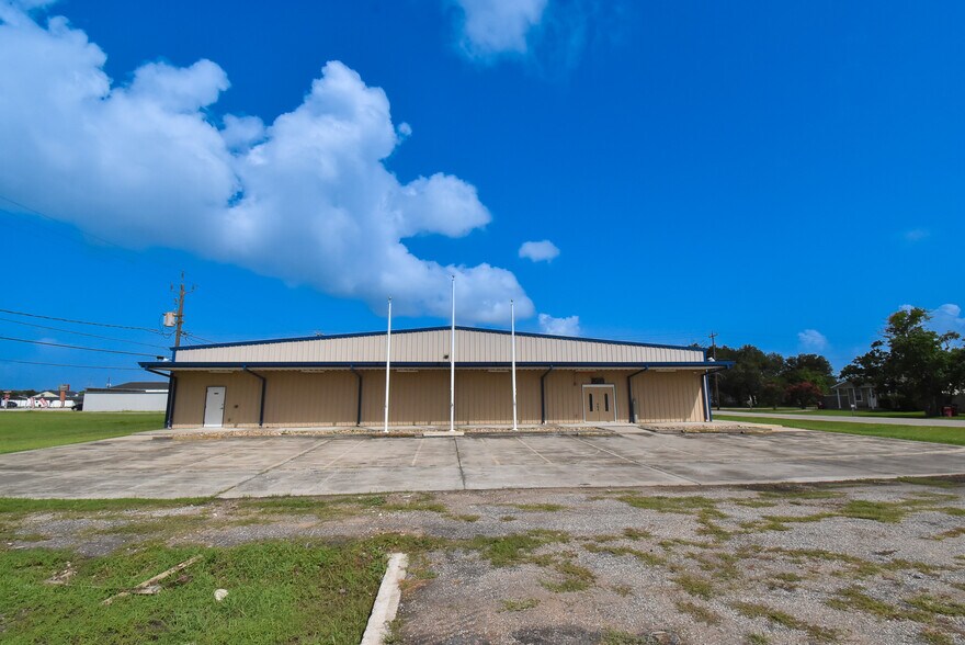 More Photos Of 116 S Avenue D, Freeport Service For Lease