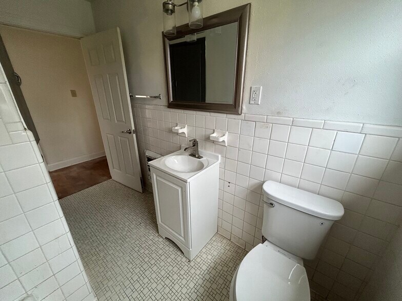 More Photos Of 404 N Henderson Blvd, Kilgore Office For Lease