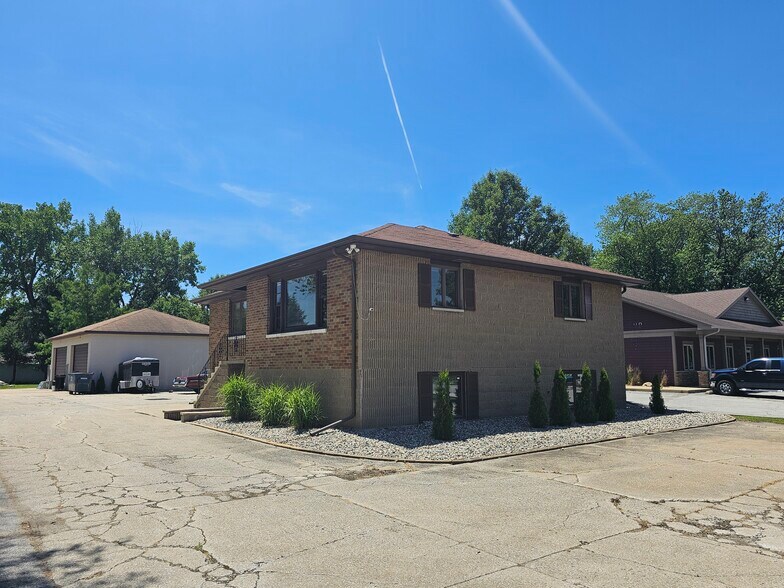 More Photos Of 2708 45th Ave, Highland Office For Sale