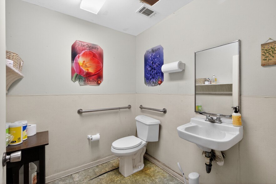 More Photos Of 2920 Dairy Ashford Rd, Houston Showroom For Sale