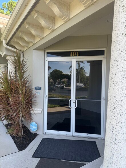 More Photos Of 13730 Cypress Terrace Cir, Fort Myers Medical For Sale