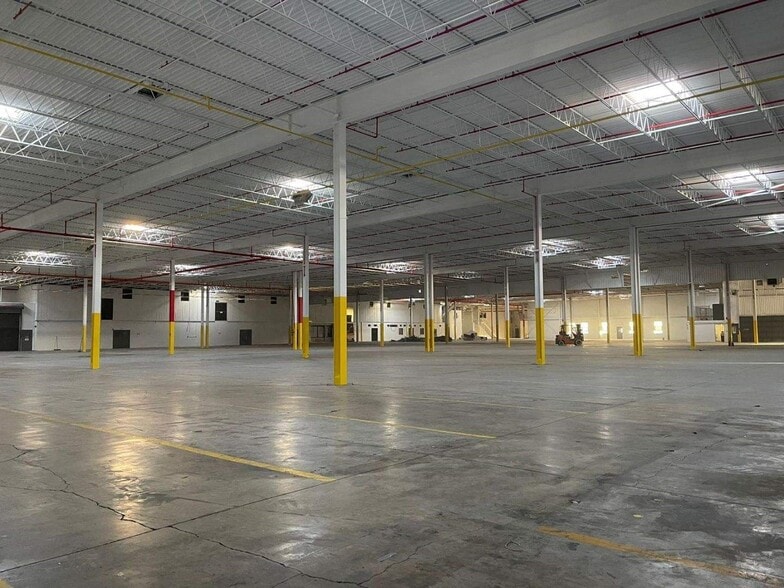 More Photos Of 435 E Washington St, Winchester Warehouse For Lease