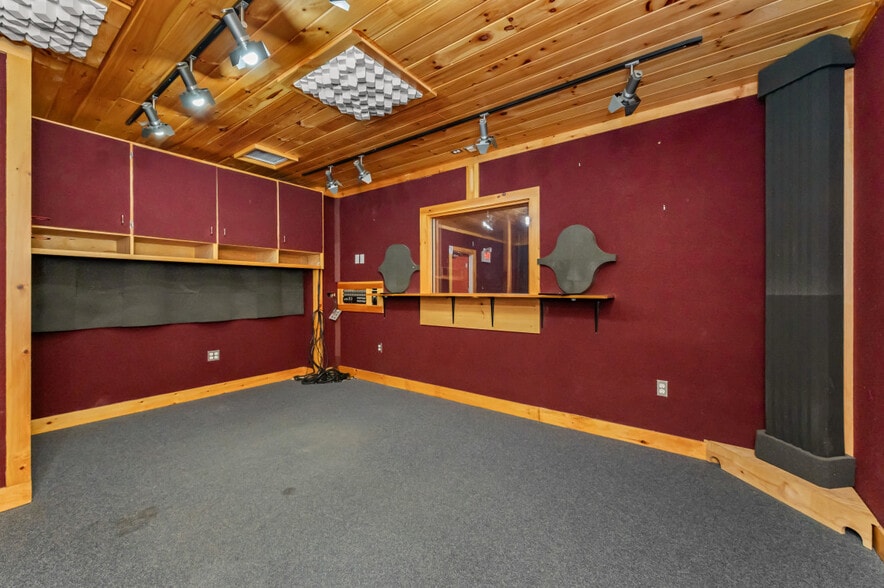 More Photos Of 11 Maple St, West Newbury Office For Sale