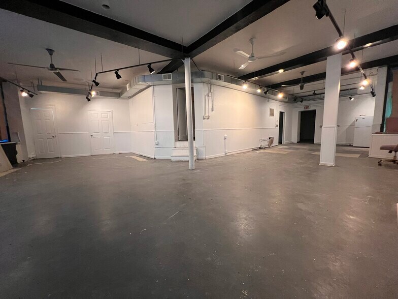 More Photos Of 6981 N Sheridan Rd, Chicago General Retail For Lease