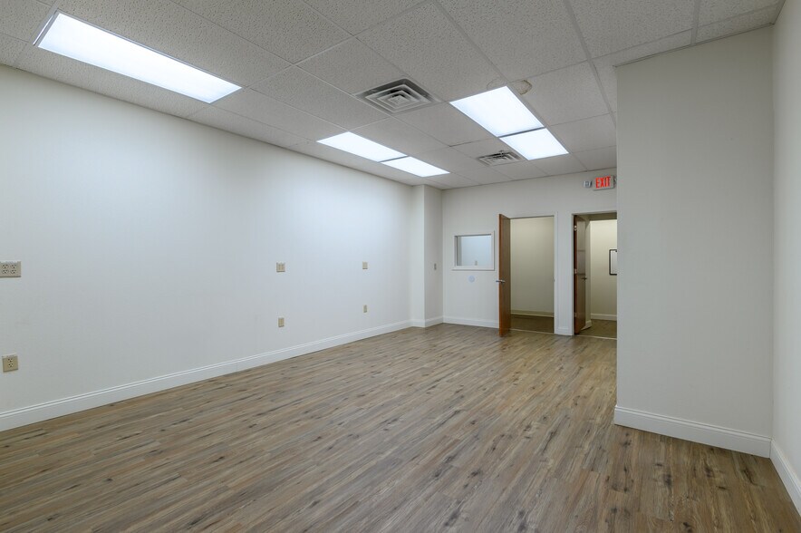 More Photos Of 714 W Chestnut St, Denison Storefront Retail Office For Lease