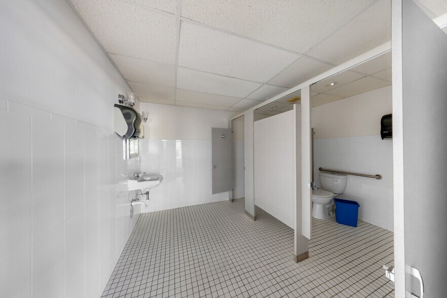 More Photos Of 9855 S Dixie Hwy, Pinecrest Freestanding For Lease