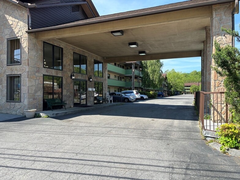 More Photos Of 4010 Parkway, Pigeon Forge Hotel For Sale