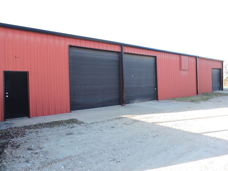 More Photos Of 920 W Mason St, Mabank Manufacturing For Sale