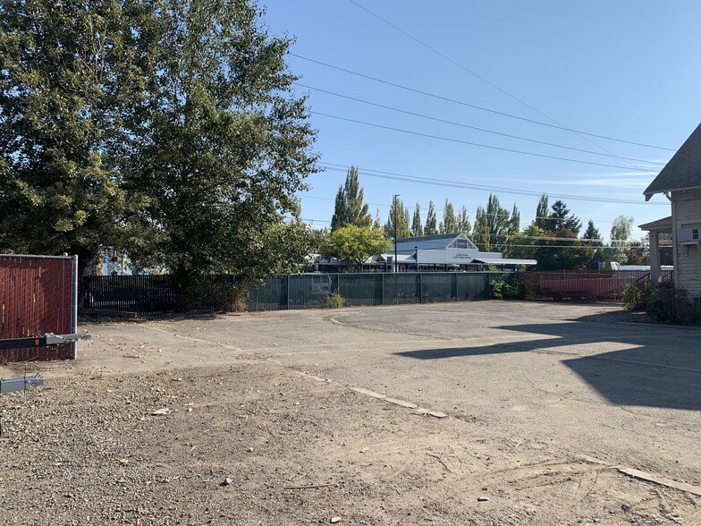 More Photos Of 12360 SW Main St, Tigard Freestanding For Lease